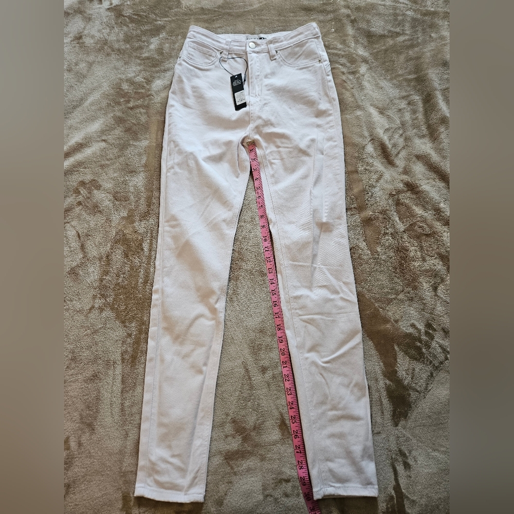 NWT White Fashion Nova Skinny Highrise Jeans size 9.